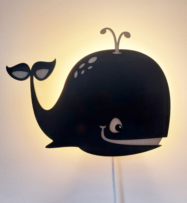 lampe veilleuse baleine en bois allumee