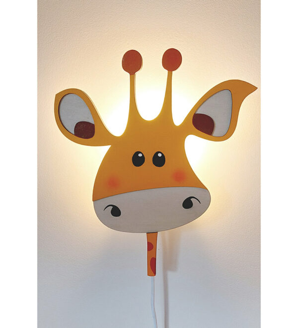 lampe veilleuse girafe en bois allumee