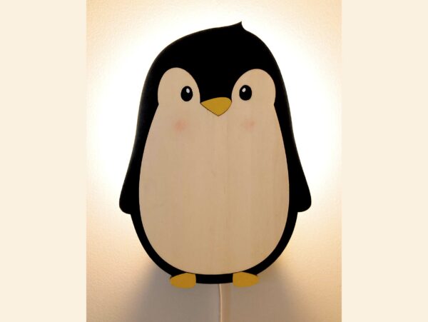 lampe-veilleuse-pingouin-bois-allumee