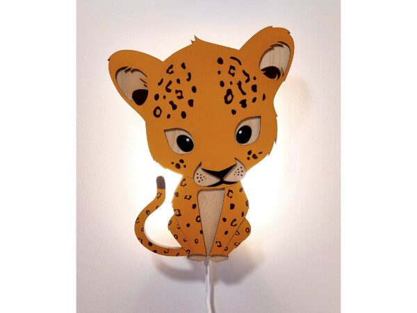 lampe-veilleuse-leopard-bois-allumee